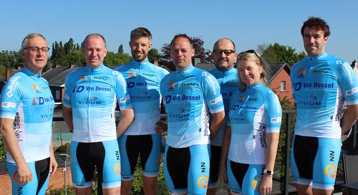 Het Van Dessel-team dat de 1.000 km van Kom op tegen Kanker fietste